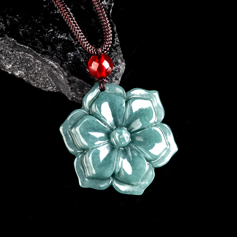 Vintage Necklace - Кулон-цветок из бирманского жадеита: модный аксессуар,